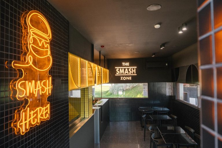 Interior do restaurante The Smash Zone em Sines